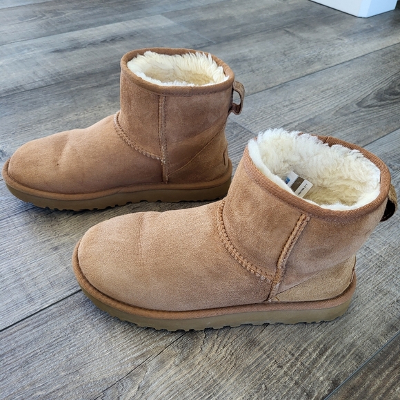 UGG Shoes - GUC Ugg Classic Mini II Size 8